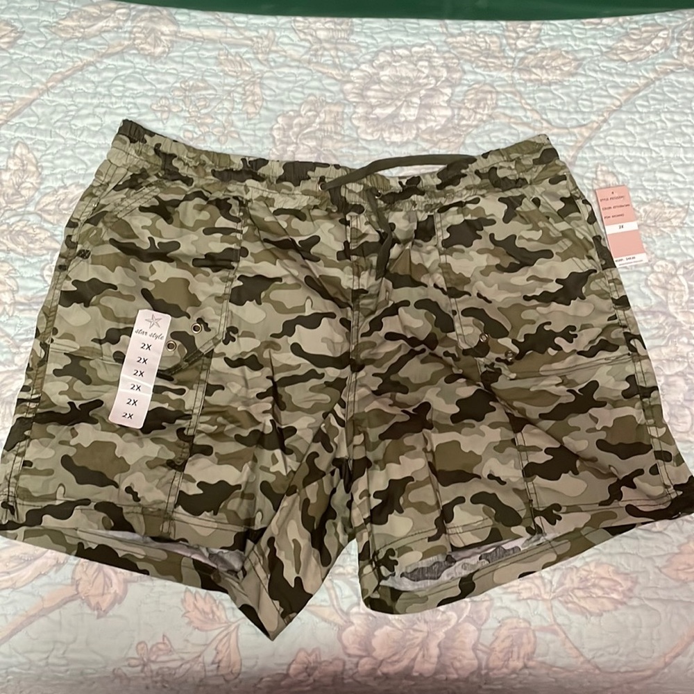 Women’s Camo Elastic-Waist Shorts - Olive Green